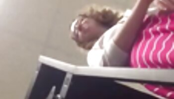 نجمة البورنو سارة افلام سكس روسي مترجم جيسي تعطي BJ في الحمام